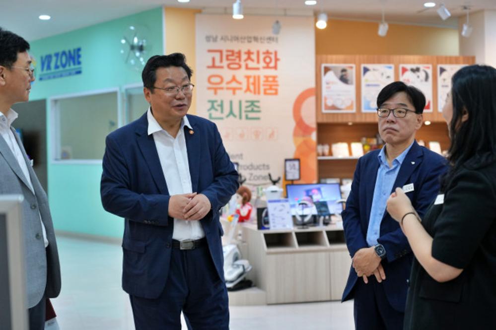 저출산고령사회위원회, 성남시니어산업혁신센터 방문 및 기업 간담회 행사사진